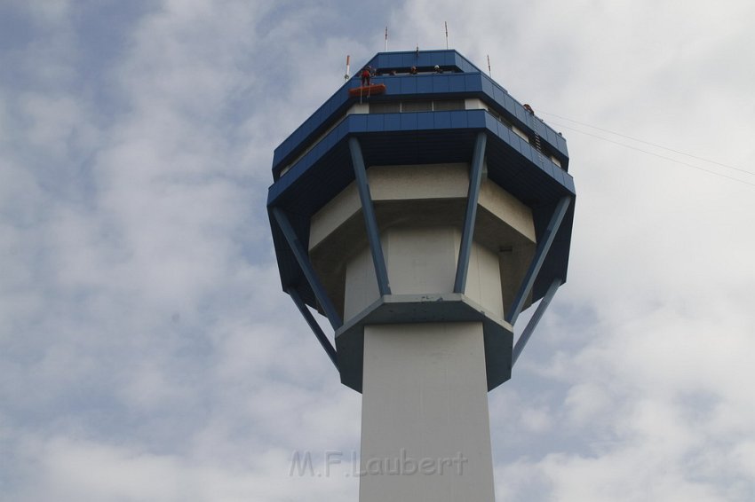 Hoehenretter bei der Uebung am Koeln Bonner Flughafen Tower P037.JPG
